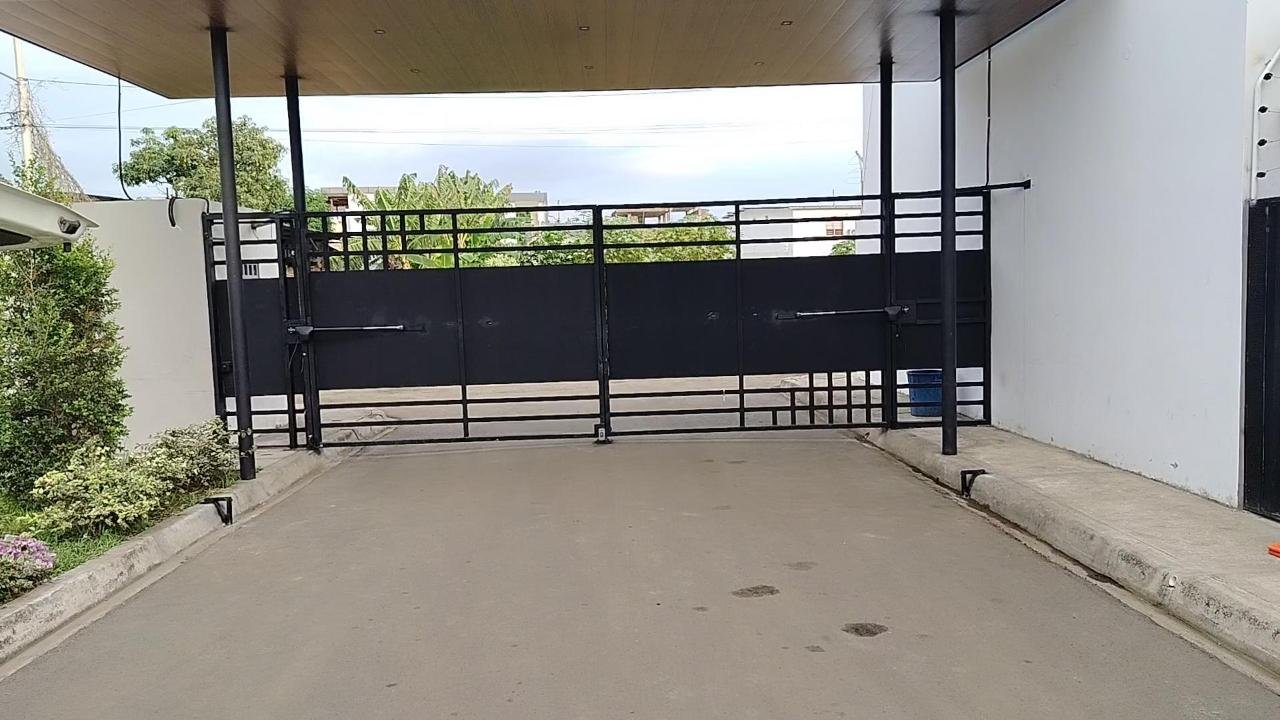 Portón batiente ROGER MONOS4 en Portoviejo