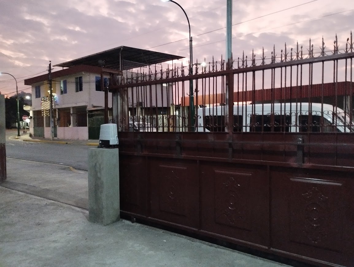 Automatización de puerta corrediza en Calderon