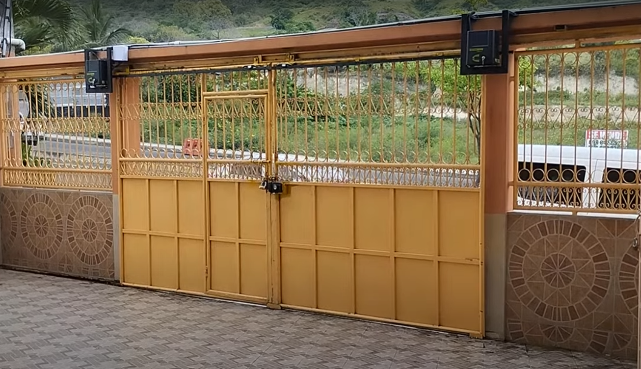 Portón corrediza doble motor — Portoviejo