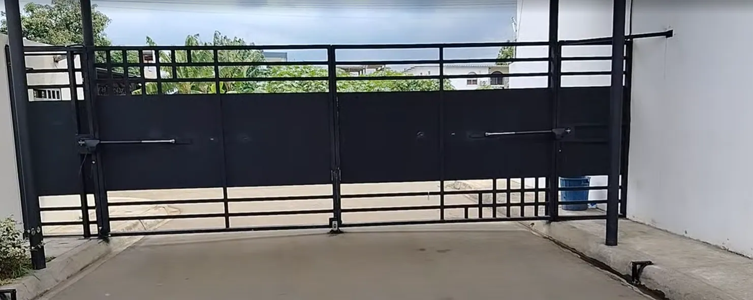 Puertas batientes con brazo articulado en Manabí